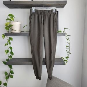 Lululemon Size 4 On The Fly Jogger 28" Inseam Woven Dark Olive Gre…